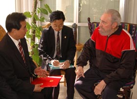 Reciben Fidel y Raúl a delegación china de alto nivel