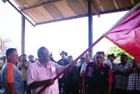 Recibe colectivo campesino bandera 50 Aniversario del Triunfo de la Revolución.
