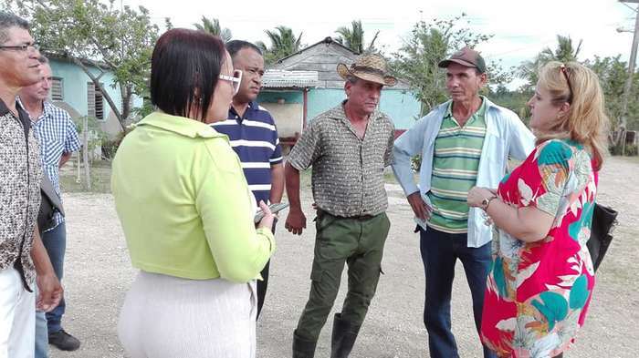 Candidatos a diputados intercambian con campesinos en Amancio
